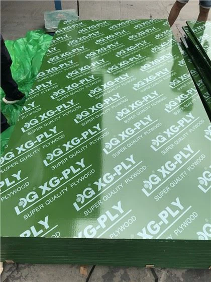 Vihreä muovikalvo edessä vaneri