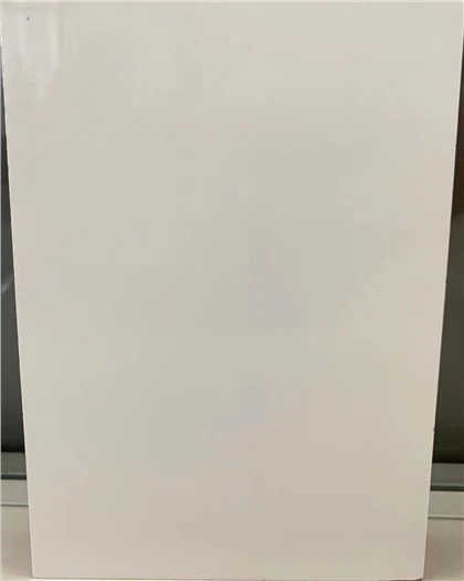 Valkoinen korkeakiiltoinen MDF-levy